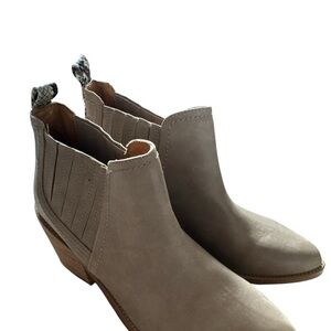 Report Oberon boots Stylish Tan Ankle Boots 6.5 pull in snake print detail